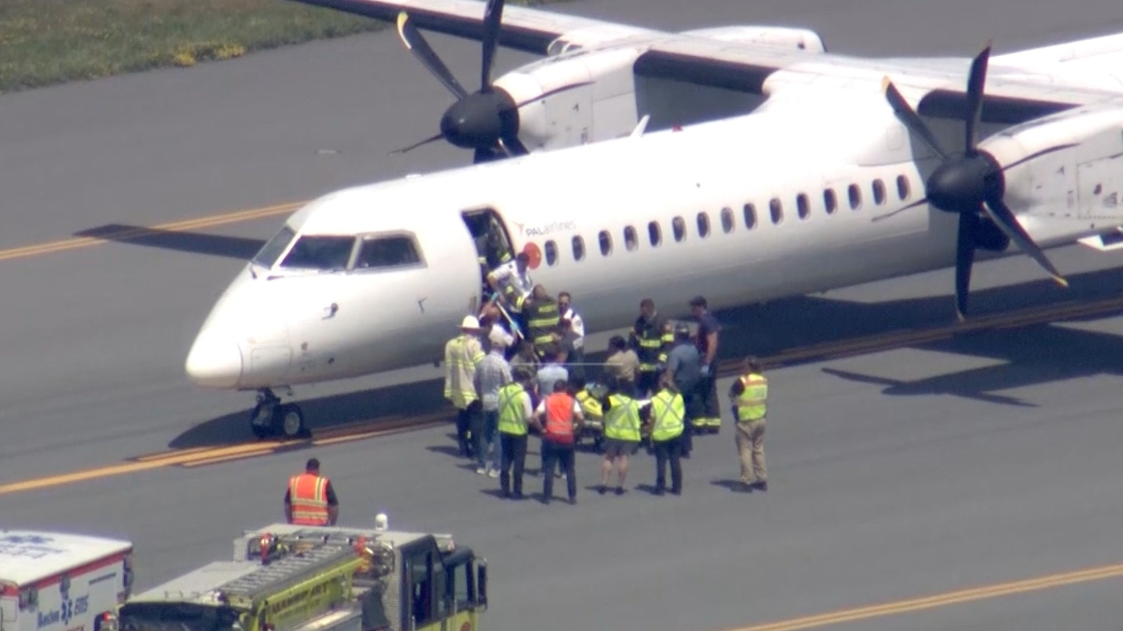 Los pasajeros sujetan al piloto durante una aparente emergencia médica en un vuelo “aterrador”