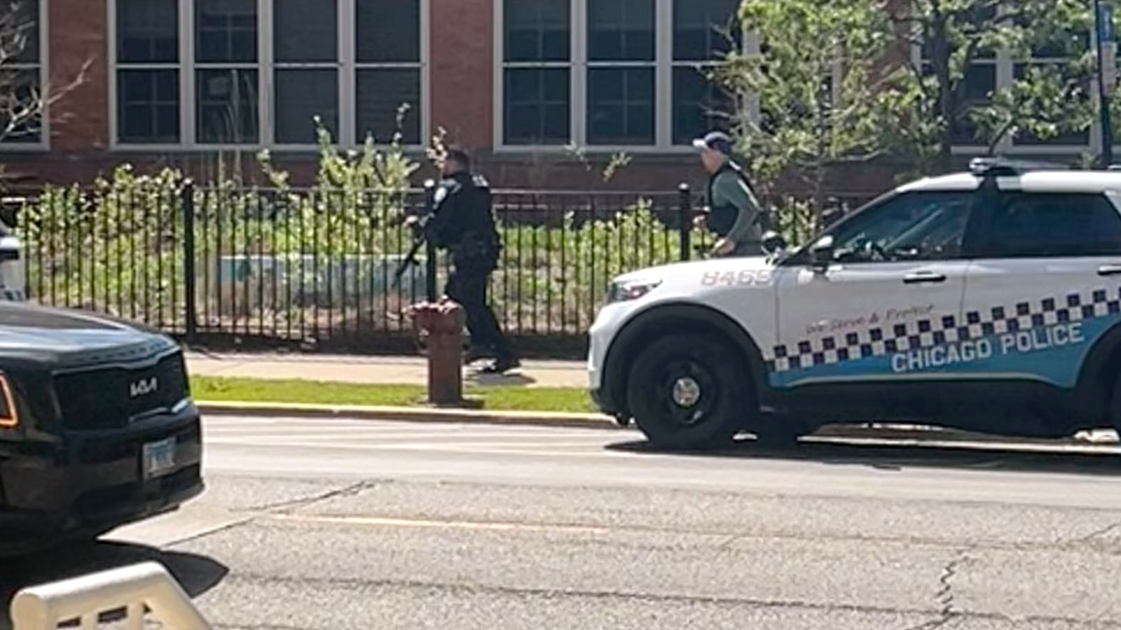 police-running-chicago-ht-jt-260425_1777142693958_hpMain_16x9.jpg