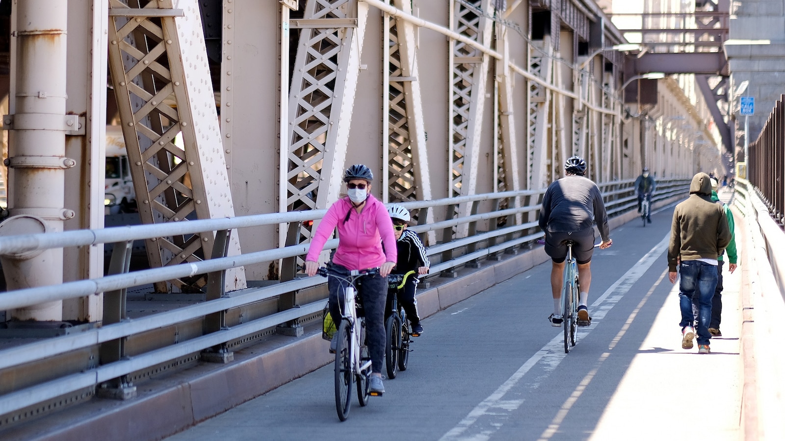 Dos muertos al estrellarse un patinete eléctrico contra una bicicleta en un puente de Nueva York