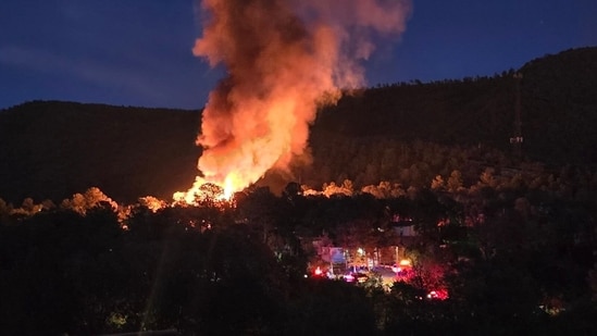 Actualización sobre el incendio de Ruidoso Downs: el incendio de una estructura en Colorado Avenue se convierte en un incendio de vegetación; mira videos de miedo de Nuevo México