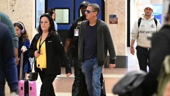 El esposo y los hijos de Savannah Guthrie son vistos en el aeropuerto de Florida por primera vez desde la desaparición de Nancy