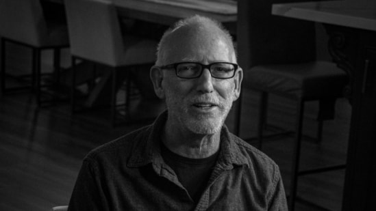 ¿Cuál es la causa de la muerte de Scott Adams? El creador de ‘Dilbert’ muere a los 68 años tras ingresar en cuidados paliativos