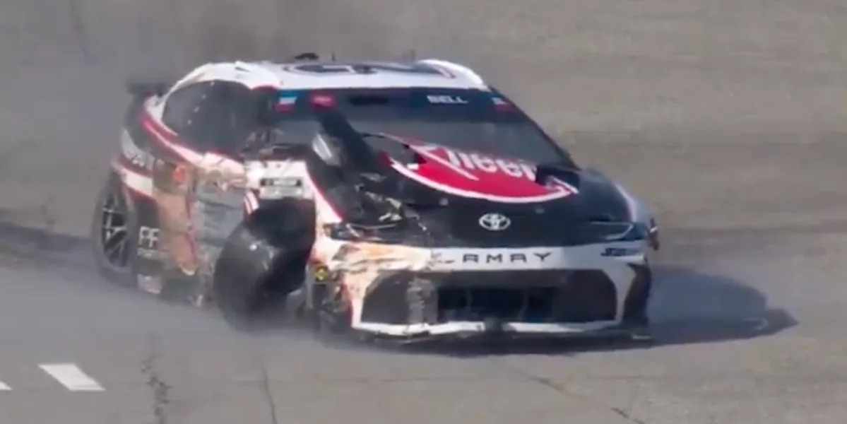 NASCAR lanza bandera roja por el accidente en Michigan que involucró a Christopher Bell y Chase Elliott que fue tan violento que dobló la pared