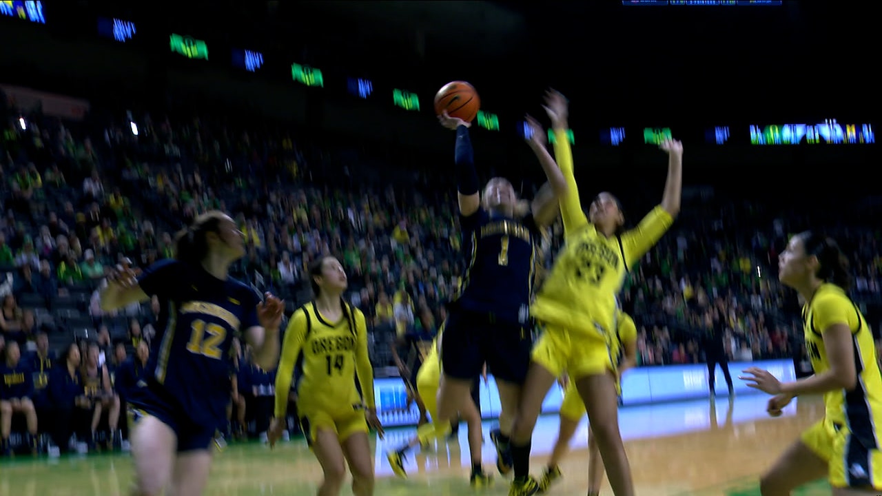 Olivia Olson, de Michigan, conduce hacia la derecha para CLUTCH y un final, enviando el juego a doble tiempo extra contra Oregon.
