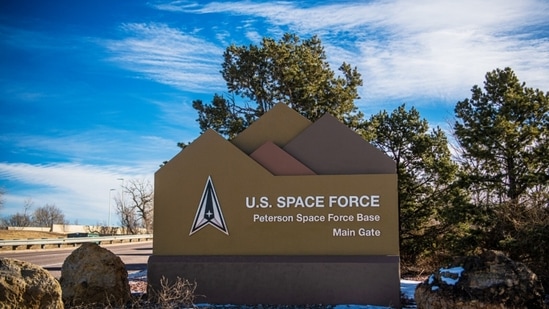 Base de la Fuerza Espacial Peterson: La amenaza de tiroteo desencadena la orden de refugio en Colorado Springs