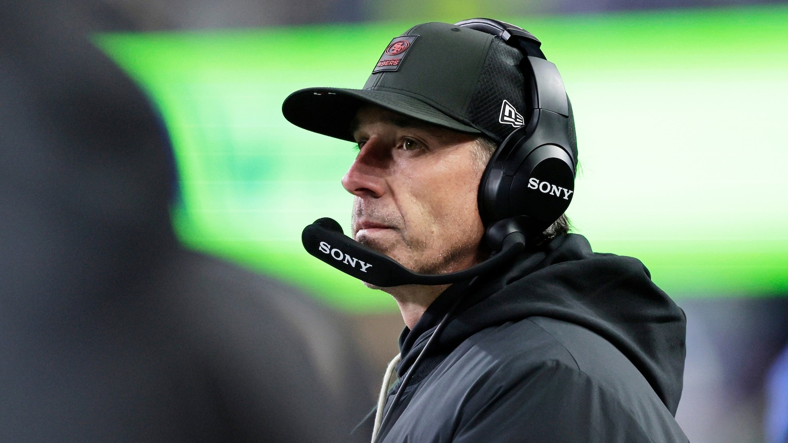 El entrenador en jefe de los 49ers, Kyle Shanahan, resultó herido en un accidente automovilístico, dice el equipo