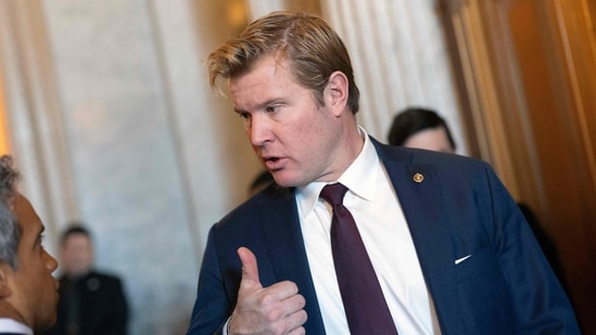 El senador Tim Sheehy ayuda a expulsar al activista contra la guerra Brian McGinnis por protestar contra el conflicto de Irán en el Capitolio; vídeo viral