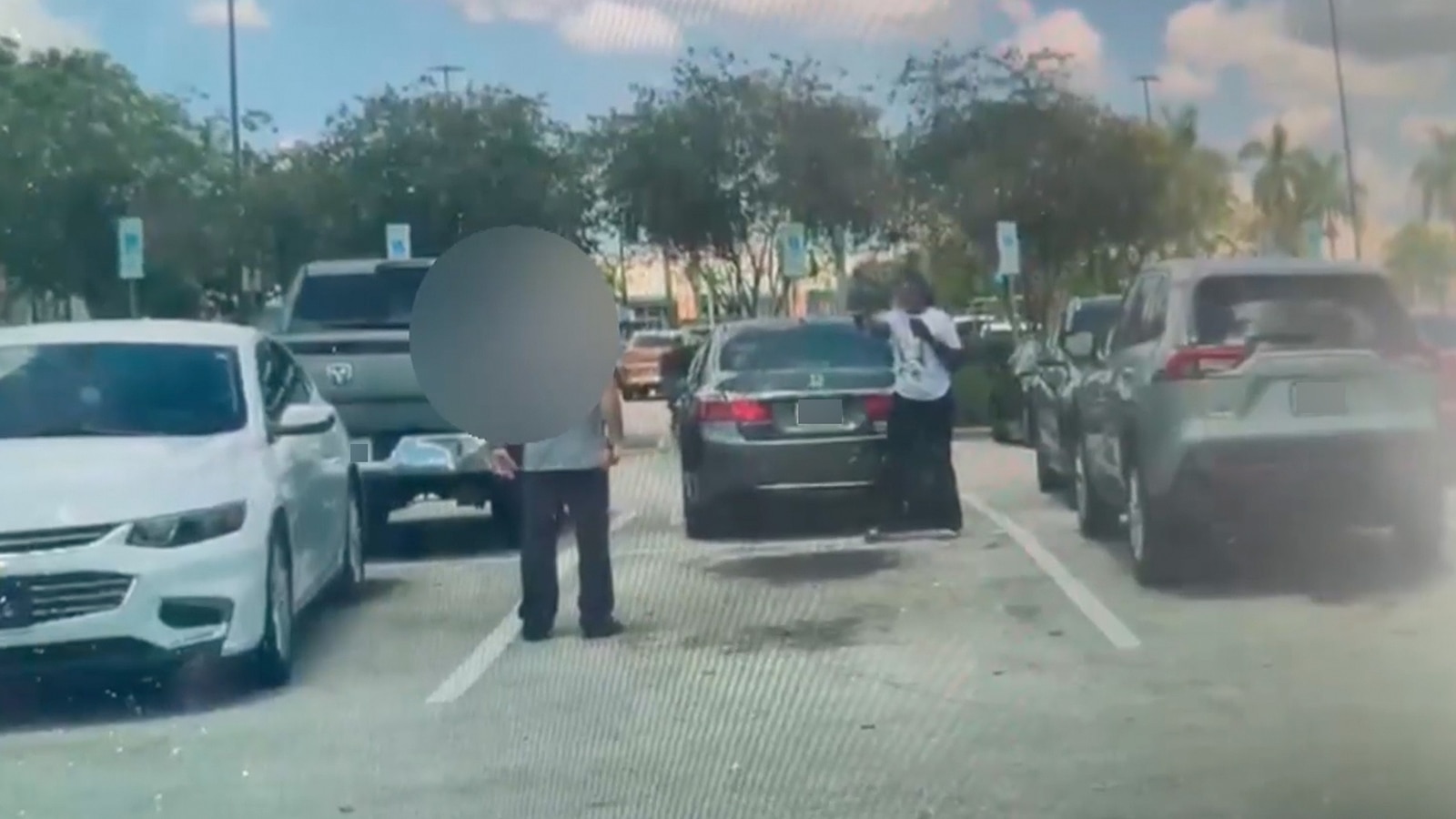 Hombre muere baleado en estacionamiento de Walmart luego de disputa por espacio de estacionamiento: autoridades