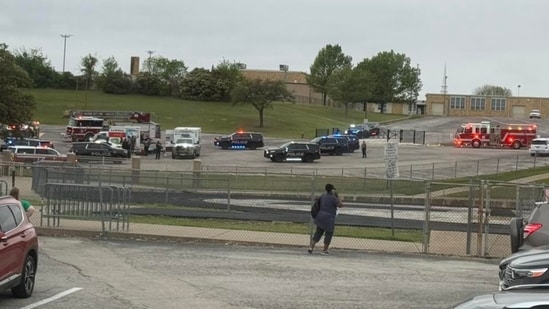 Haltom City: Se reporta tiroteo en propiedad de Birdville ISD en Broadway Avenue; Las imágenes muestran una presencia policial masiva.