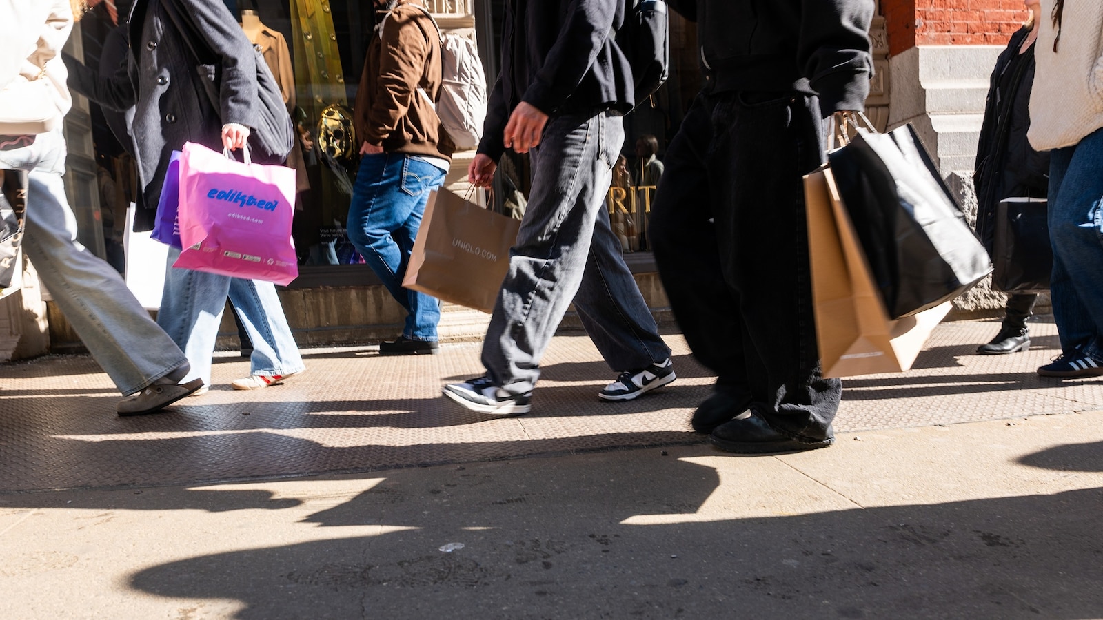 shopping-gty-jef-260430_1777551680139_hpMain_16x9.jpg