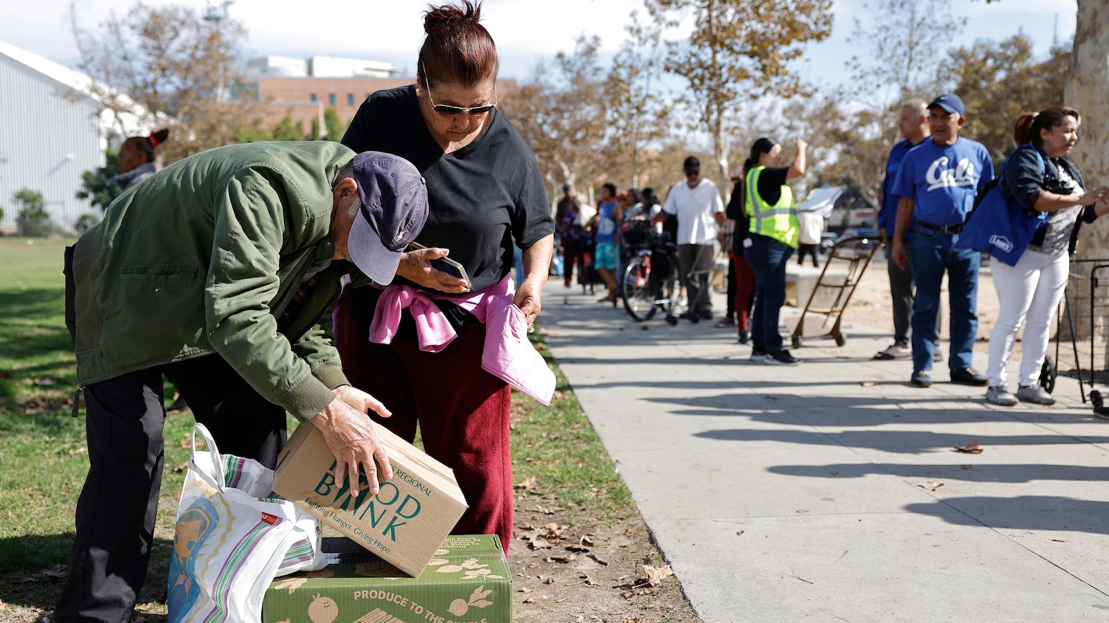 Algunos bancos de alimentos están viendo un aumento en la demanda de hasta un 1.800% desde que terminaron los beneficios de SNAP
