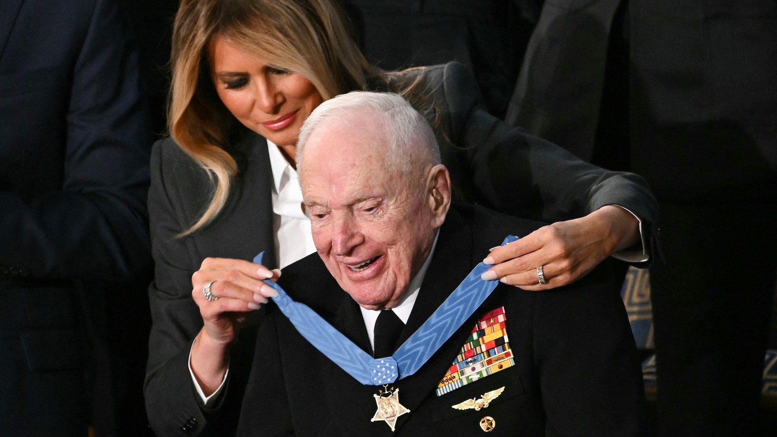 Trump otorga medallas de honor a dos pilotos militares durante el Estado de la Unión