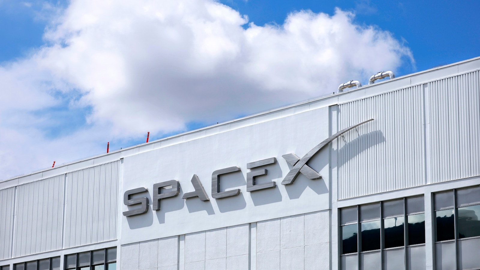 SpaceX, liderada por Elon Musk, solicita públicamente su cotización en bolsa en medio de ambiciones de inteligencia artificial