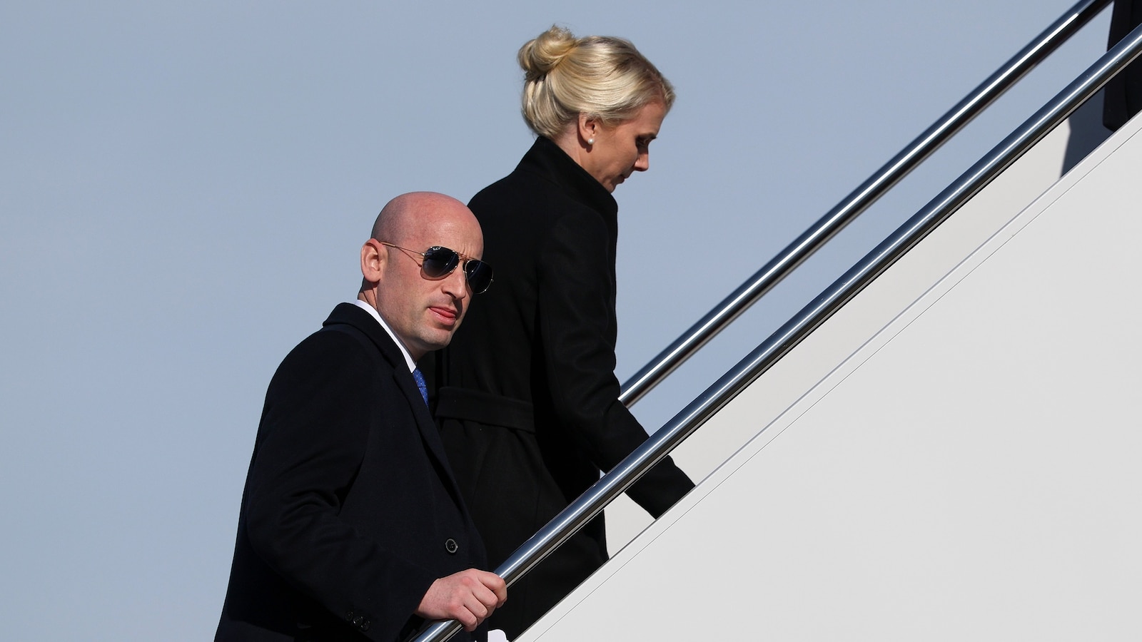 Funcionarios ‘evaluando’ por qué los agentes federales en Minneapolis ‘pueden no haber seguido’ el protocolo: Stephen Miller