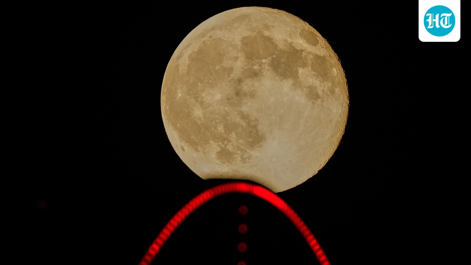 supermoon_1762022618335_1762022618517_1764839750034.jpg