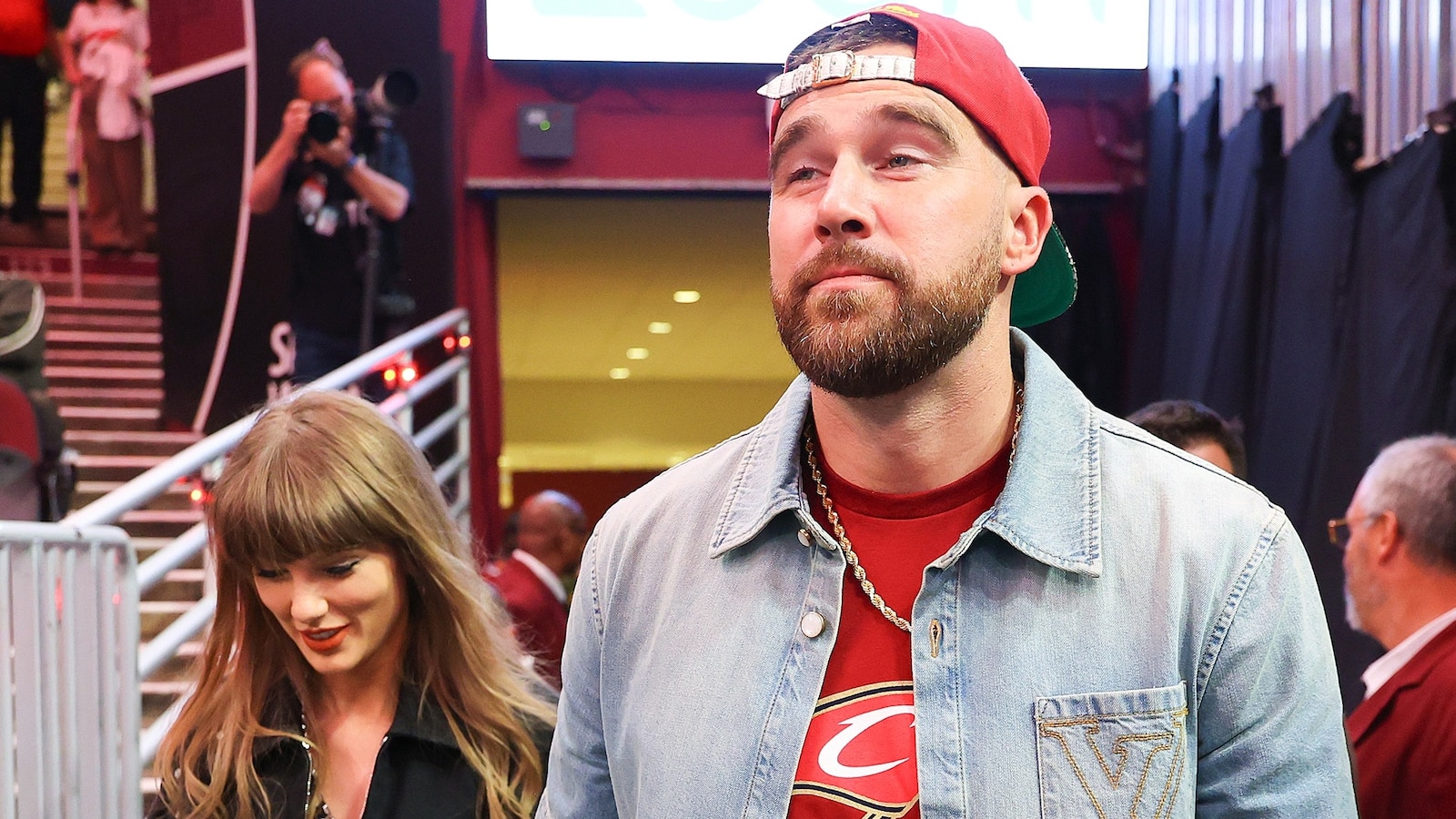 Travis Kelce habla sobre proponerle matrimonio a Taylor Swift en el primer podcast posterior a la boda