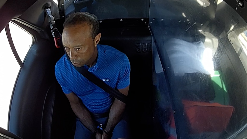 MIRAR: Imágenes de la cámara corporal publicadas del accidente automovilístico por volcadura de Tiger Woods: ‘¿Me están arrestando?