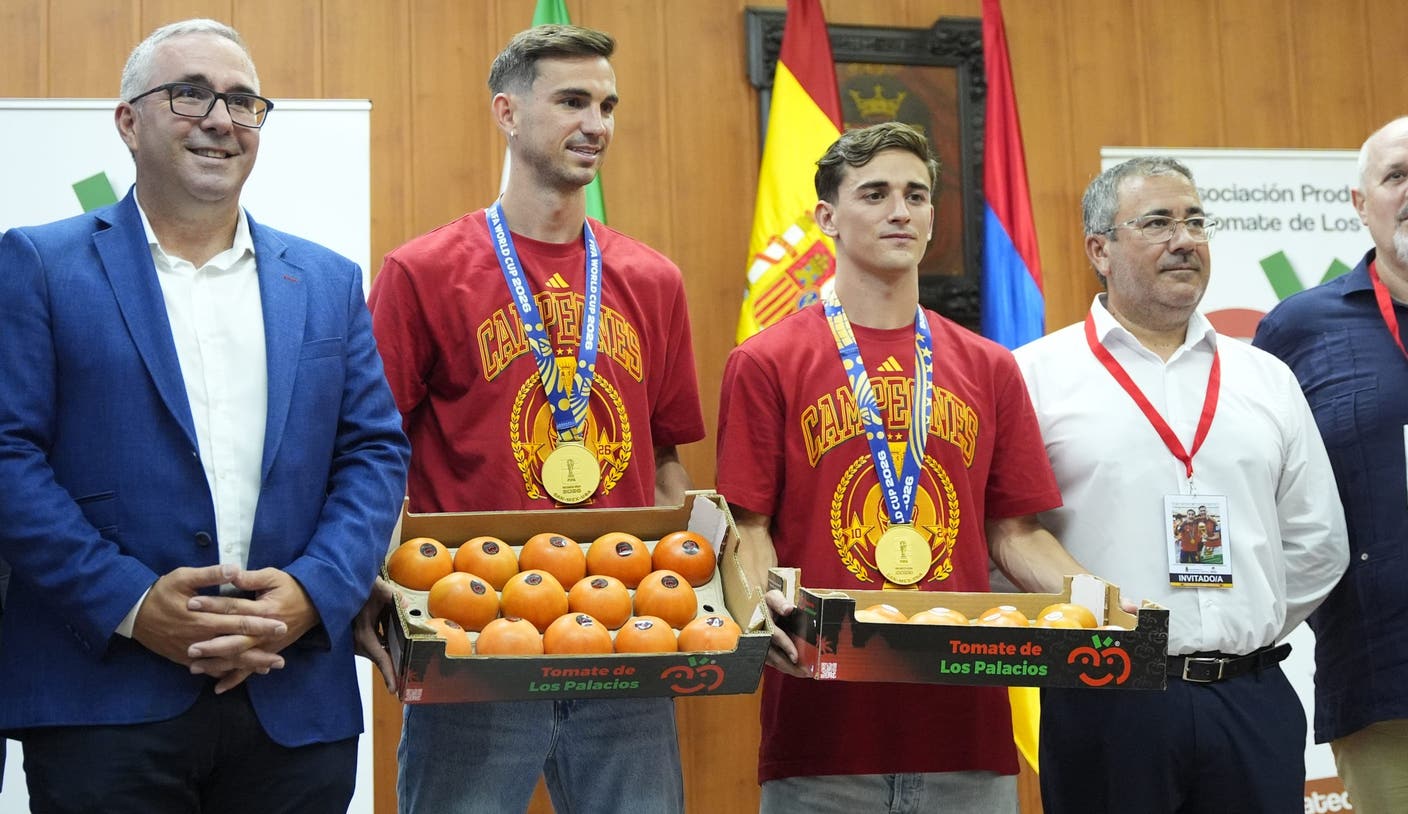Los españoles Fabián Ruiz y Gavi toman su peso en tomates tras su victoria en el Mundial