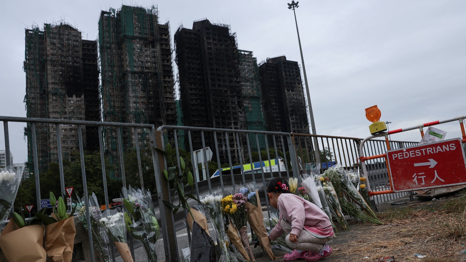 El número de muertos aumenta a 146 en el incendio de un rascacielos en Hong Kong, dicen las autoridades