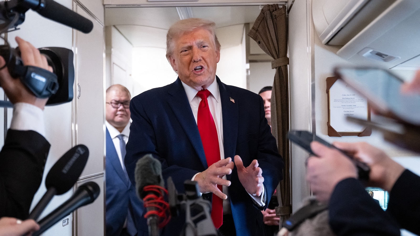 Trump no descarta hacer pagos a los alborotadores del 6 de enero