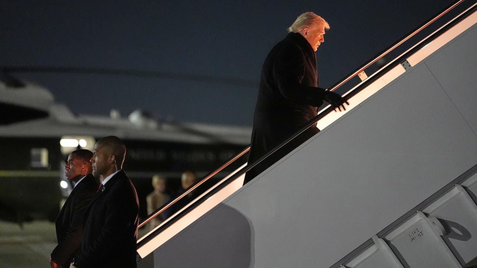 trump-air-force-one-2_1768968221631_hpMain_16x9.jpg