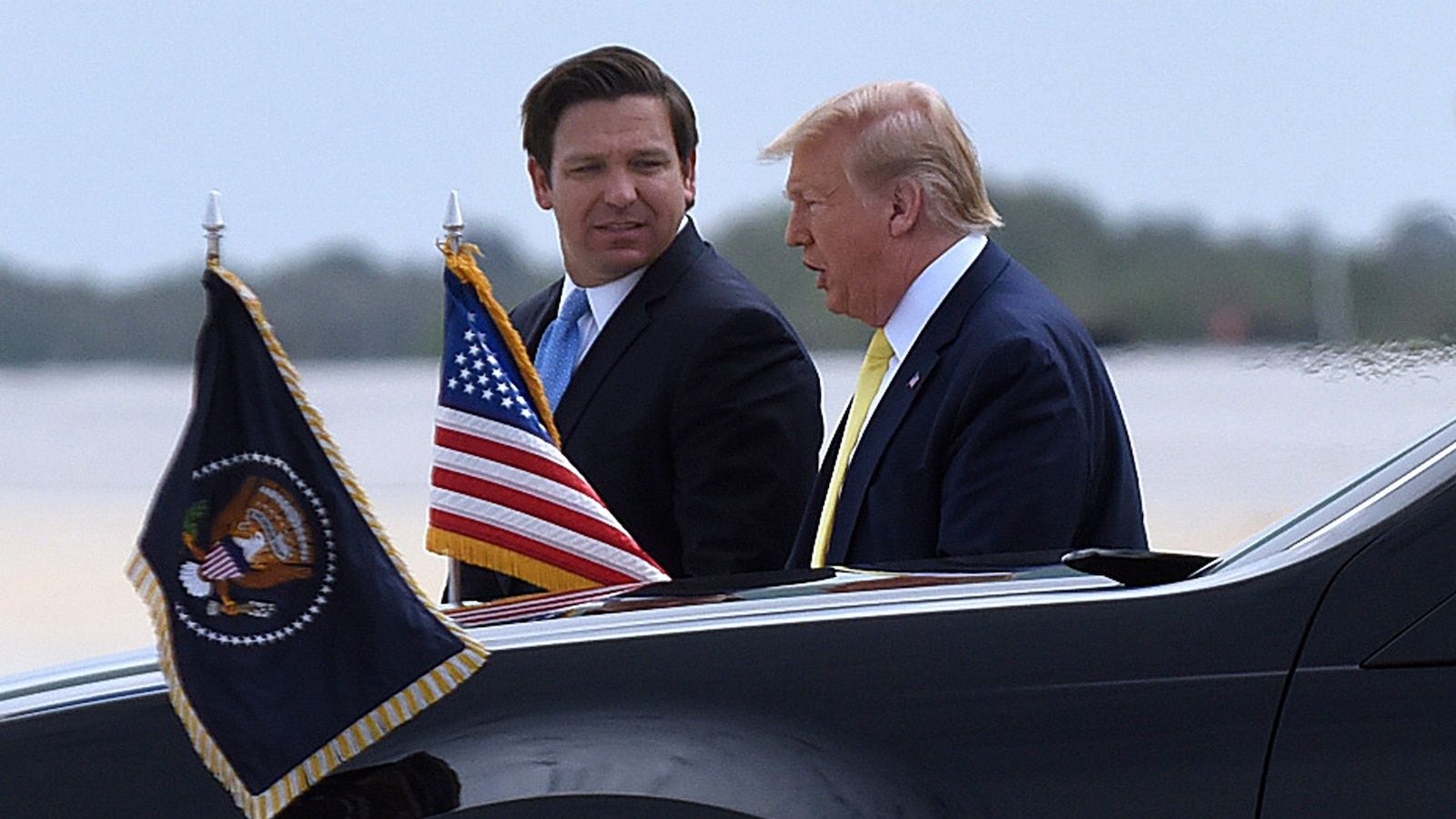 El gobernador de Florida, DeSantis, firma un proyecto de ley para cambiar el nombre del aeropuerto de Palm Beach en honor a Trump