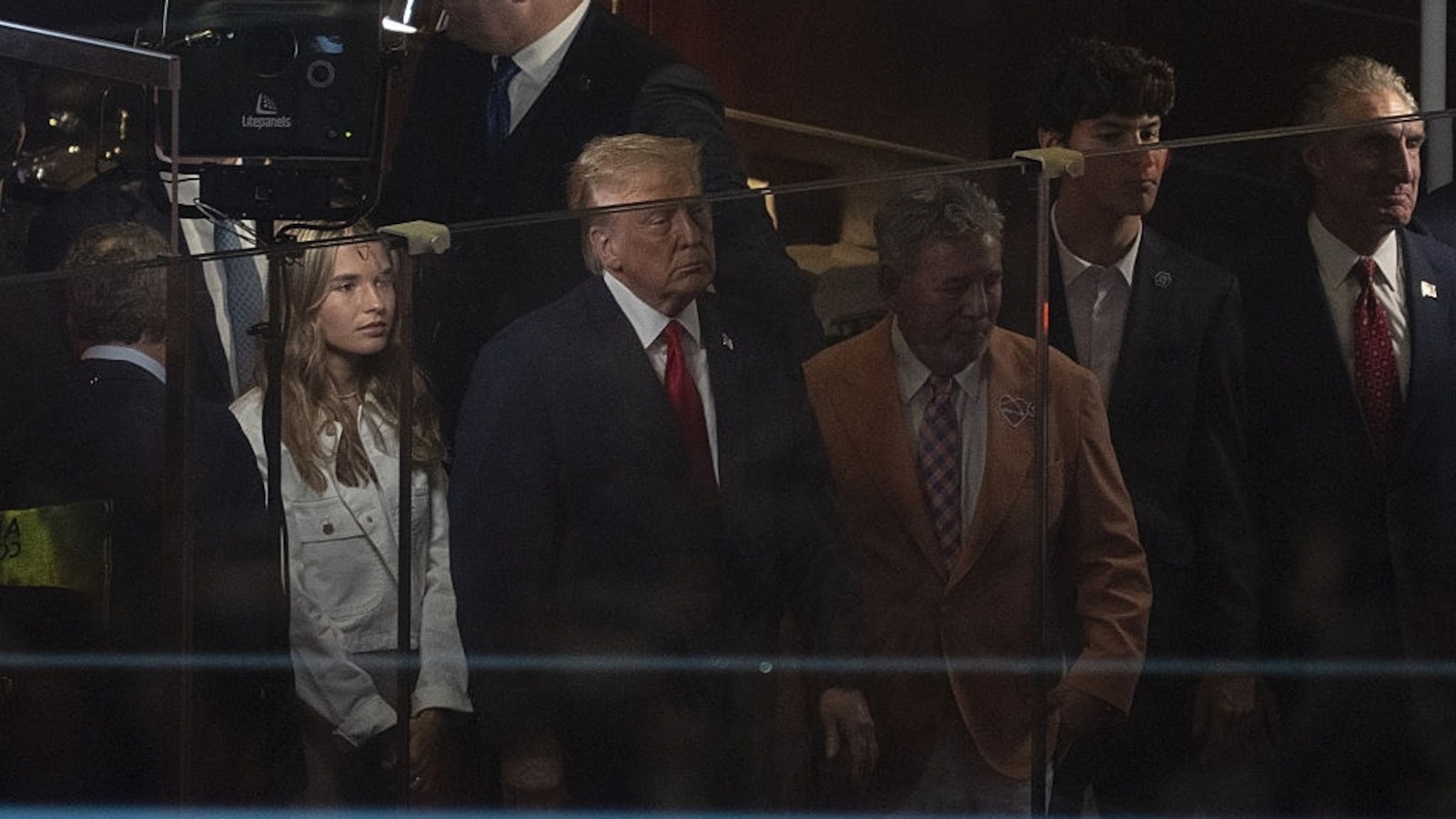 Trump abucheado en el Madison Square Garden mientras él y Mamdani asistían al partido de los Knicks