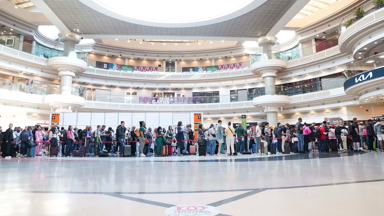 Cómo averiguar los tiempos de espera para los controles de seguridad del aeropuerto, además de consejos para mitigar las largas colas y ahorrar tiempo durante la escasez de personal de la TSA