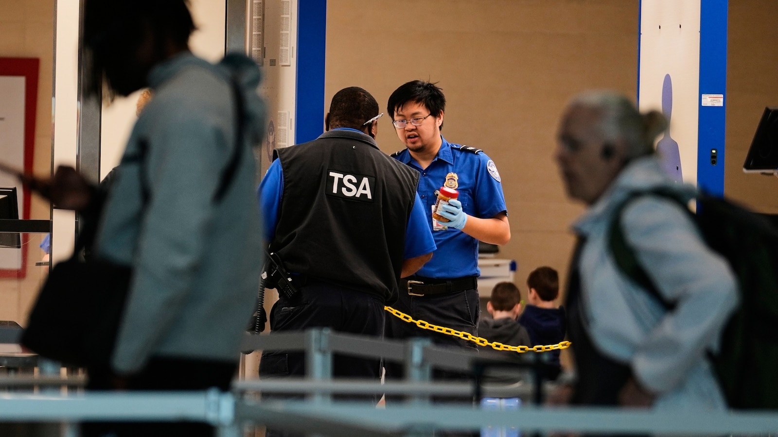 La TSA dice que casi el 10% de sus agentes se declararon enfermos el martes