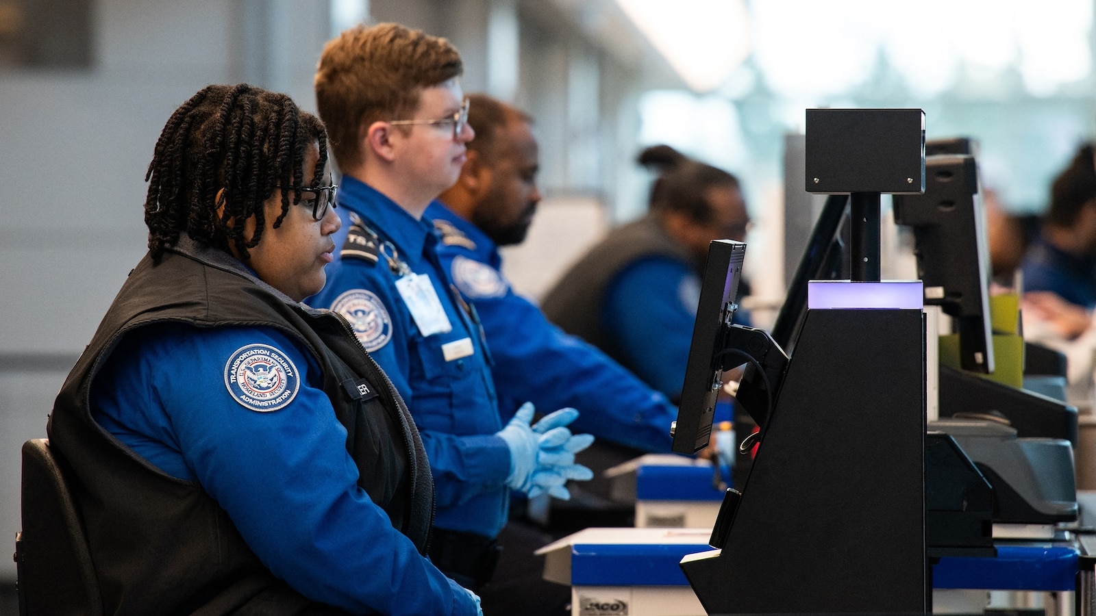 Segundos empleos, jornadas más largas, al borde del abismo: los trabajadores de la TSA detallan el creciente estrés a medida que continúa el cierre del DHS