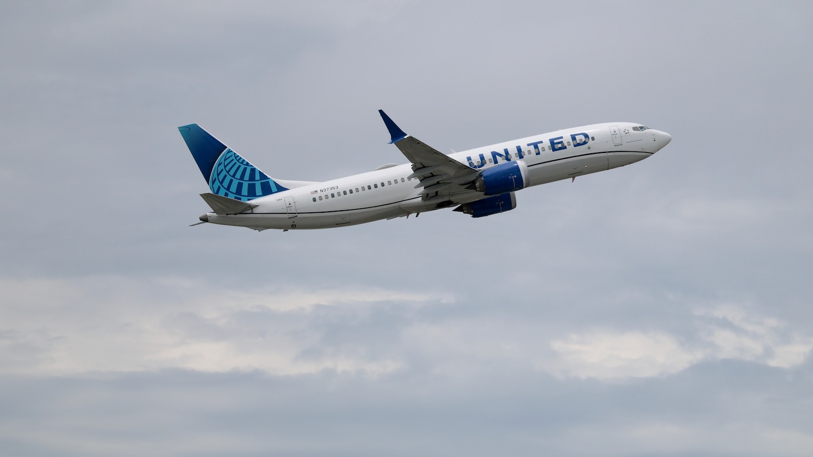 Juez permite que continúe la demanda por asientos de avión sin ventanas