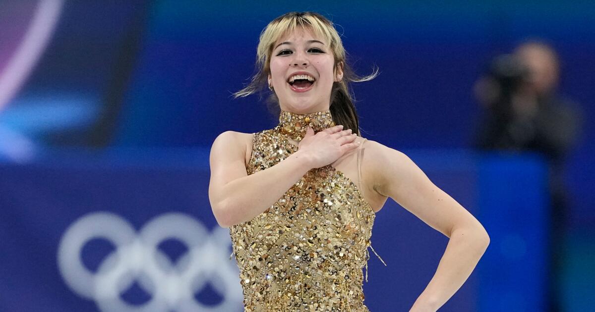 La estadounidense Alysa Liu está llena de alegría tras ganar la medalla de oro olímpica