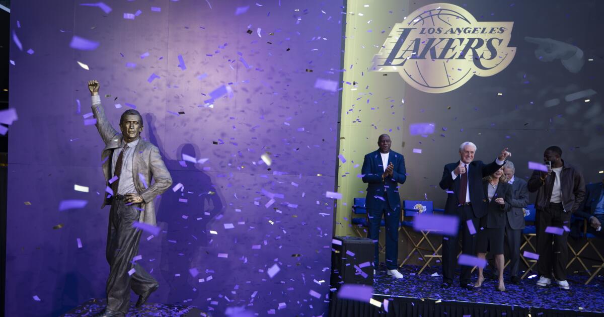 En la inauguración de la estatua, Pat Riley recuerda a los Lakers las claves de la victoria