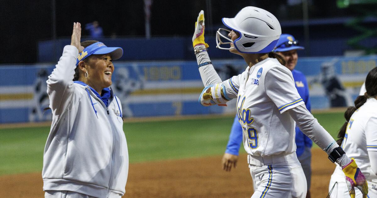 urlhttps3A2F2Fcalifornia-times-brightspot.s3.amazonaws.com2F0b2F602F80e4ffee41559e4f01f45caf873b2F1555729-sp-ncaa-ucla-softball-super-regional-3-gmf.jpg