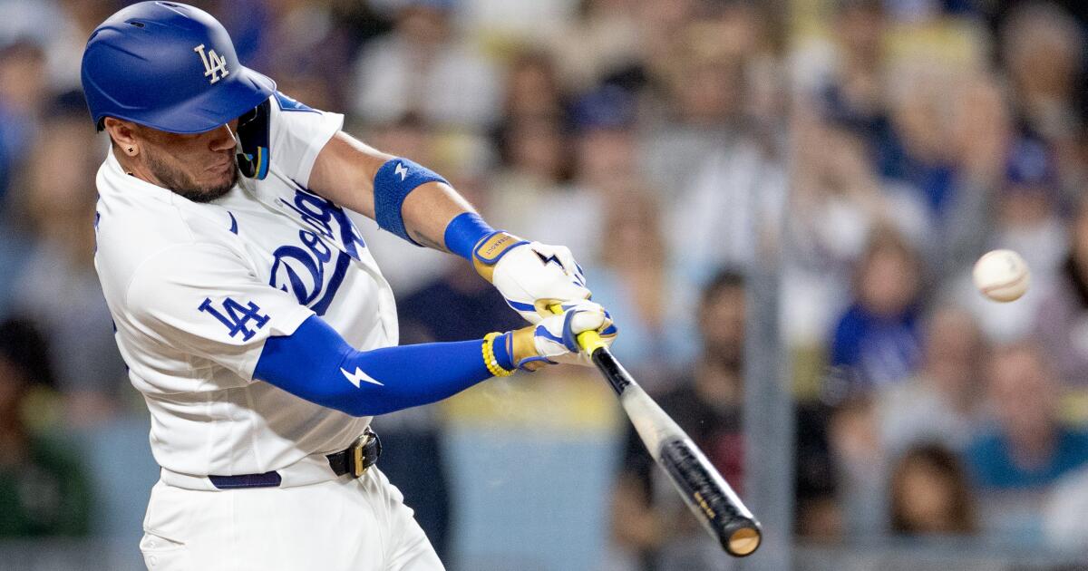 El jonrón de Miguel Rojas impulsa a los Dodgers a una victoria inicial de la serie sobre los Rays
