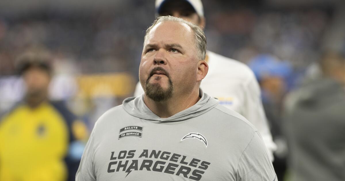 Los Chargers despidieron al coordinador ofensivo Greg Roman después de una derrota en los playoffs