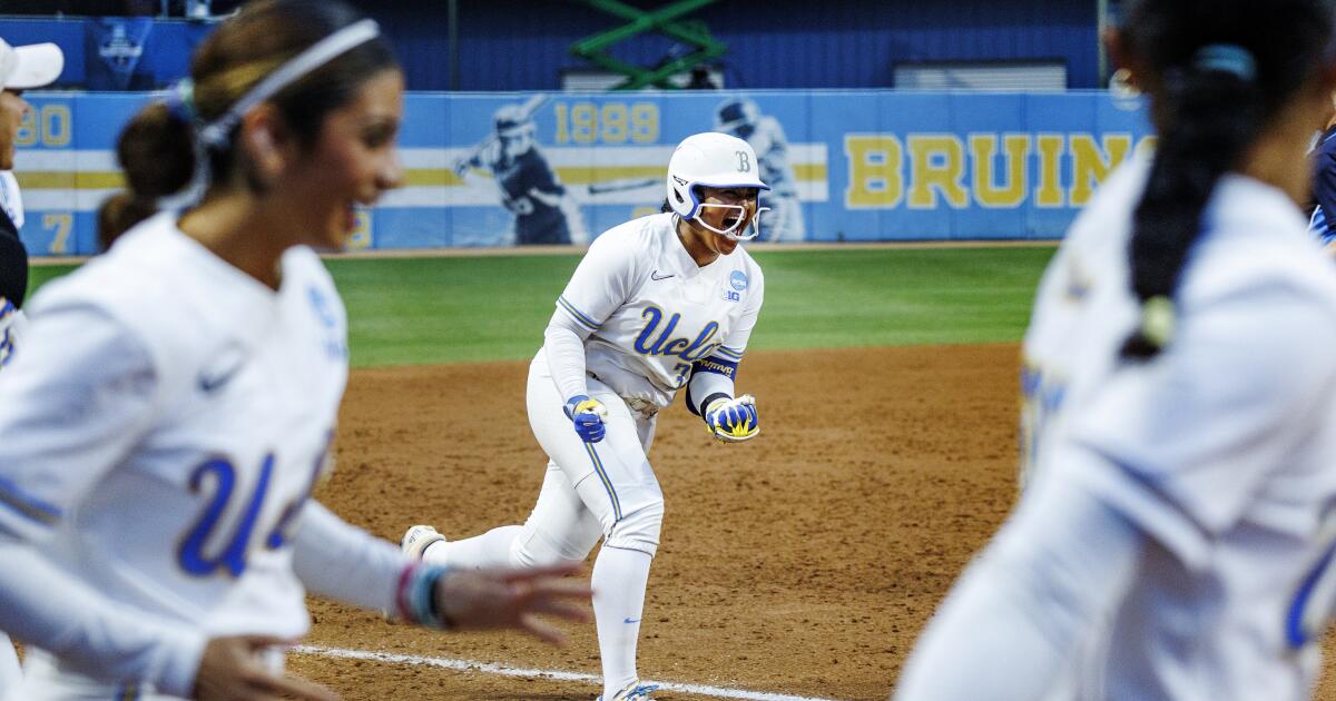 Los bates de softbol de UCLA se incendian en una victoria súper regional sobre UCF