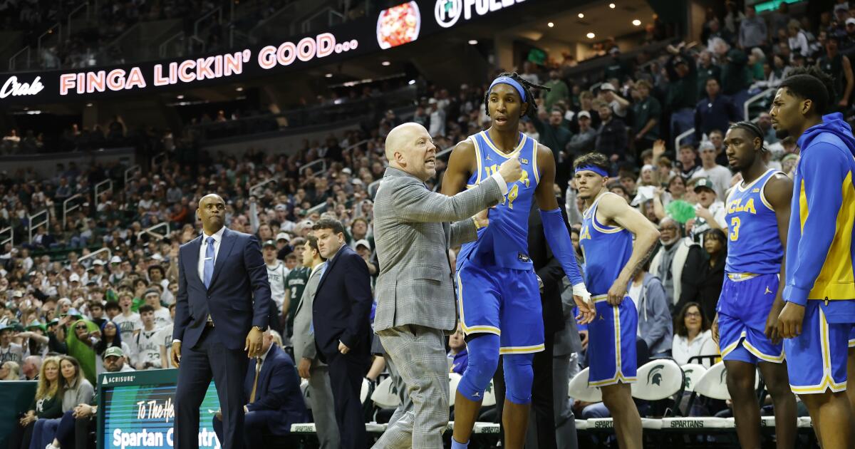 El entrenador de baloncesto de UCLA, Mick Cronin, se disculpa por expulsar a un jugador