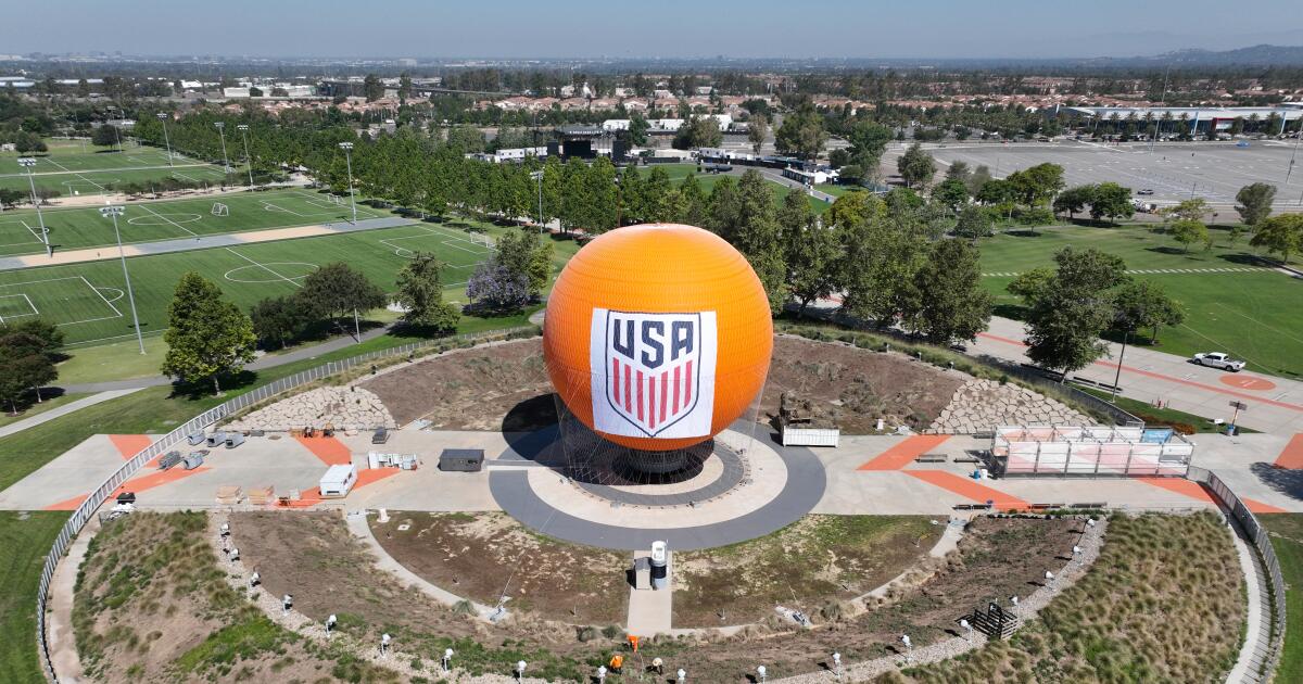 Dentro del campamento de la Copa Mundial de Fútbol Americano en el Gran Parque del Condado de Orange