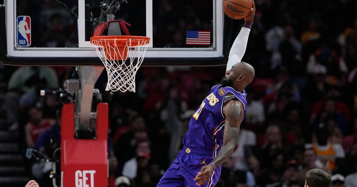 Luka Doncic (40 puntos) y LeBron James (30) llevan a los Lakers a la victoria sobre los Rockets