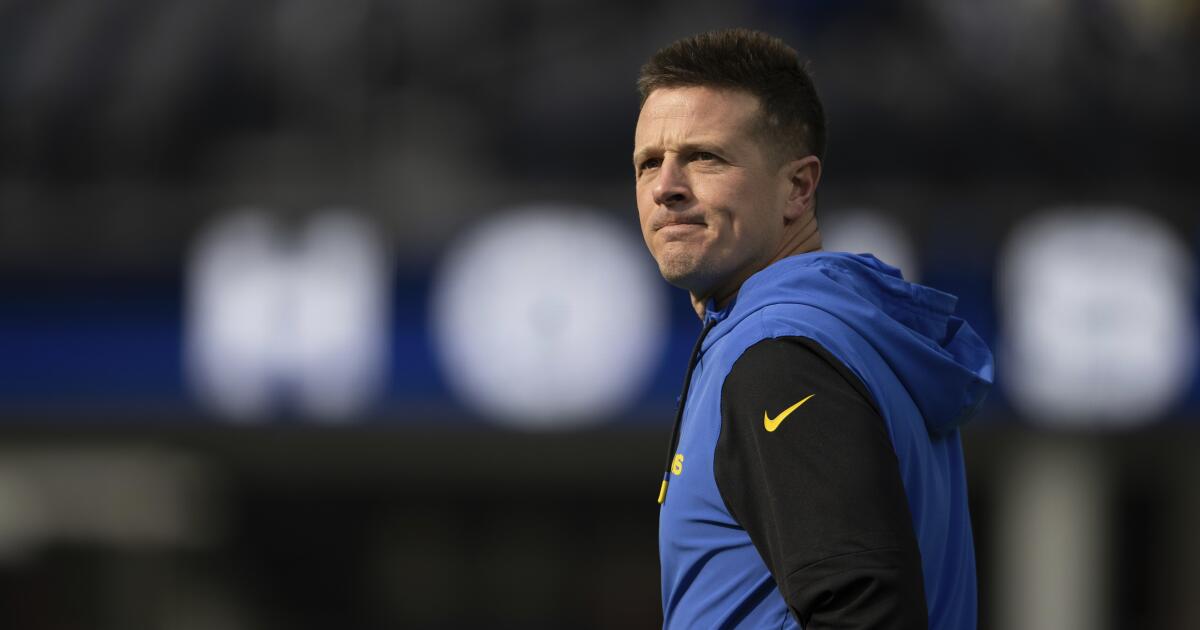 Los Cardinals contratan al coordinador ofensivo de los Rams, Mike LaFleur, como entrenador en jefe