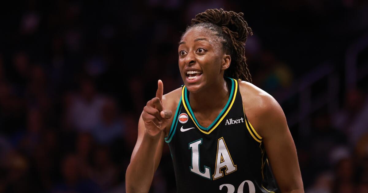 El doble-doble de Nneka Ogwumike le da la victoria a Sparks sobre Sky