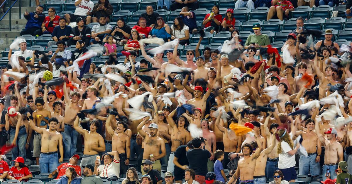 Fanáticos frustrados de los Angelinos piden al propietario Arte Moreno que venda su equipo