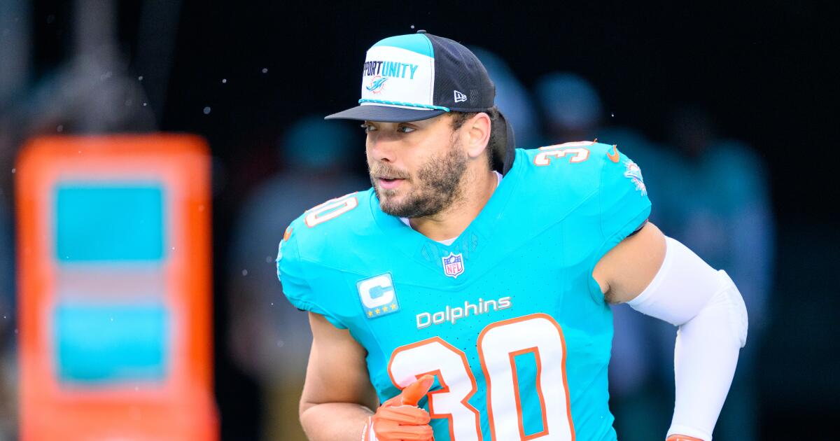 urlhttps3A2F2Fcalifornia-times-brightspot.s3.amazonaws.com2F362F922Fd58fffa14e908cd50626bad4a91a2Fbuccaneers-dolphins-football-74367.jpg