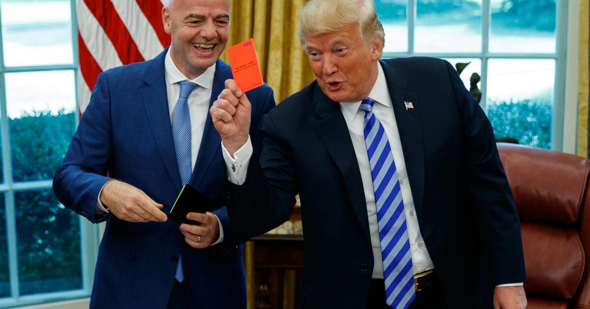 Manifestantes tras la final del Mundial sacaron tarjetas rojas a Trump, el presidente de la FIFA