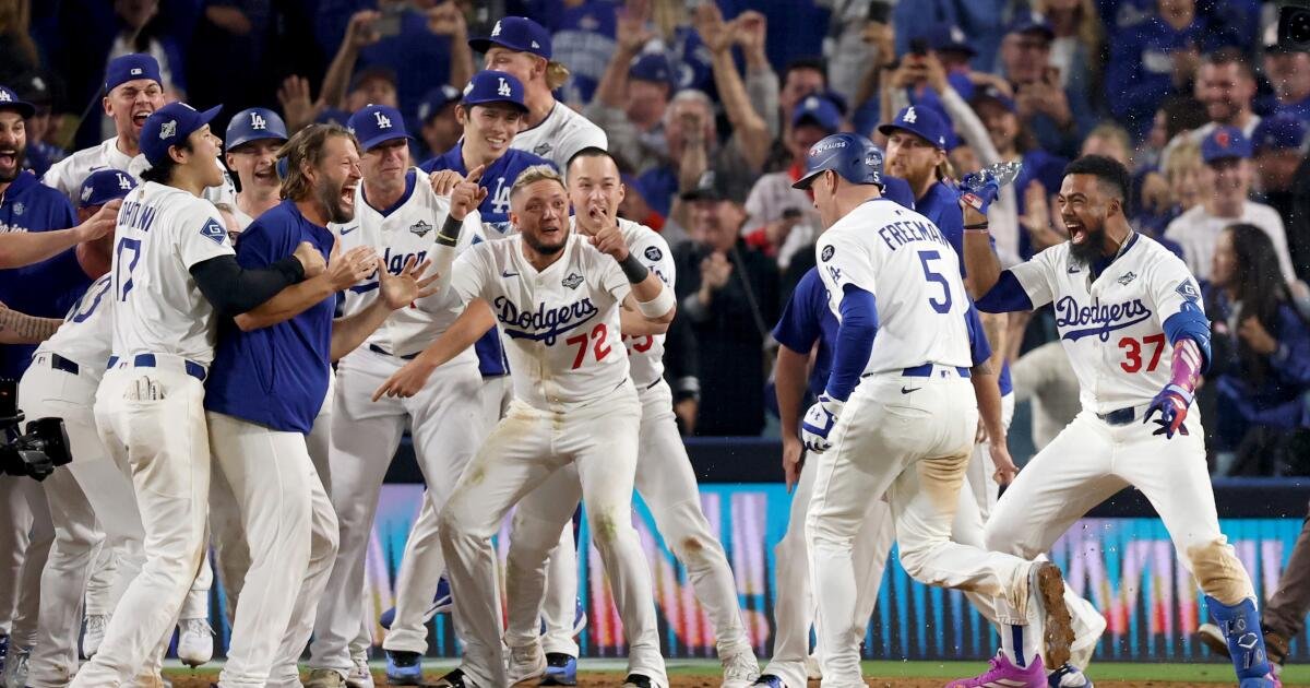 urlhttps3A2F2Fcalifornia-times-brightspot.s3.amazonaws.com2F442Fd72Fde8794b3470f994ed1b44caffb4f2F1526996-sp-mlb-world-series-dodgers-blue-jays-game3-et-7166.jpg
