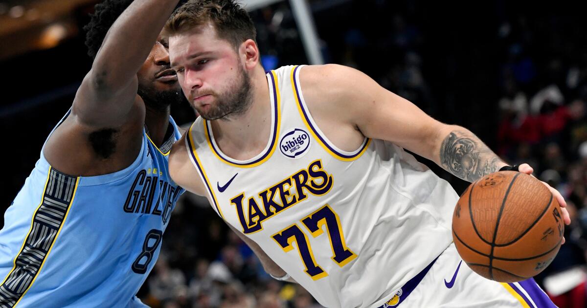 urlhttps3A2F2Fcalifornia-times-brightspot.s3.amazonaws.com2F4e2Ffe2F503369c94b859fee66bab0c40f572Flakers-grizzlies-basketball-10050.jpg