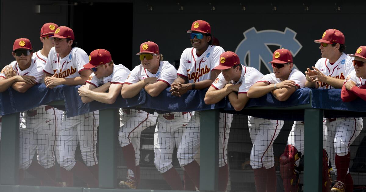 Las esperanzas de la USC College World Series destrozadas por la derrota ante Carolina del Norte