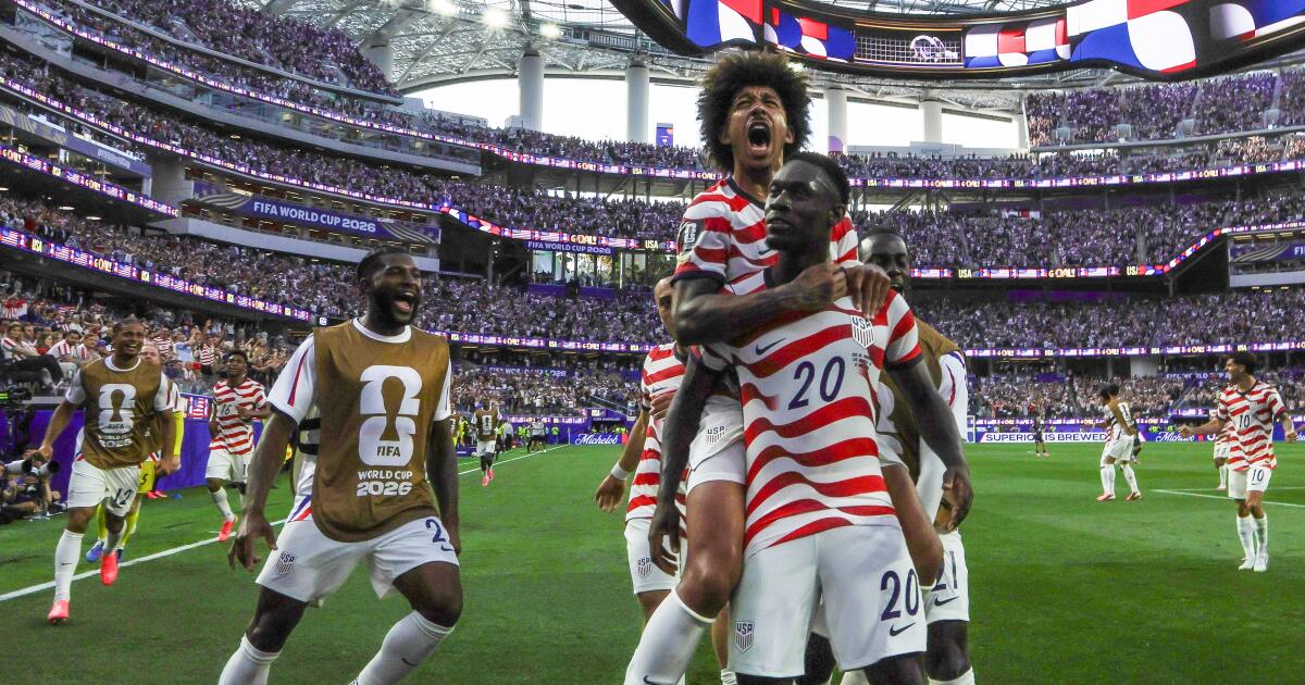 urlhttps3A2F2Fcalifornia-times-brightspot.s3.amazonaws.com2F532F102Faf880a34485487f76de9d6a9696f2F1558609-sp-world-cup-group-stage-usa-paraguay-rcg-10713.jpg