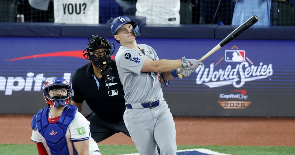 urlhttps3A2F2Fcalifornia-times-brightspot.s3.amazonaws.com2F572Fdc2Fc177051342d8b5d3abe8064a3db92F1526988-sp-mlb-world-series-dodgers-blue-jays-game2-7033.jpg